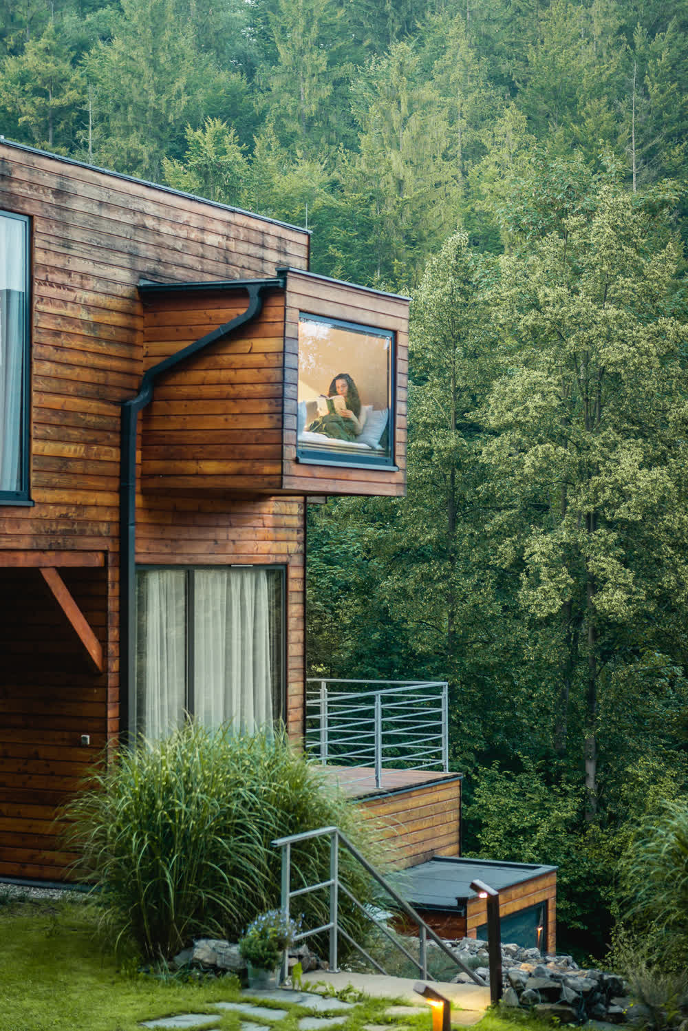 Apartamenty Szuflandia wiosną — architektura w otoczeniu lasu